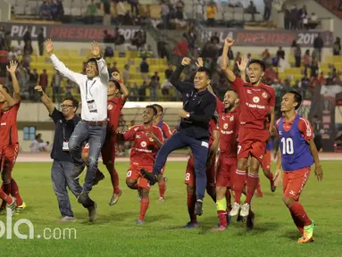 Pemain dan Official Semen Padang merayakan kemenangan atas Bhayangkara FC pada babak delapan besar Piala Presiden 2017 di Stadion Manahan, Solo. Jumat (26/2/2017). (Bola.com/Nicklas Hanoatubun)