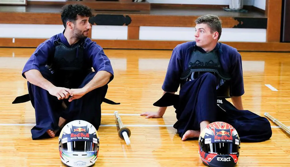 Dua pebalap Red Bull Racing duduk santai sebelum berlatih seni bela diri Kendo di Konnou Dojo, Shibuya, Jepang (4/10/2017). Daniel dan Max saat ini berapa pada peringkat 4 dan 6 klasemen. (Bola.com/dok.redbullracing.com)