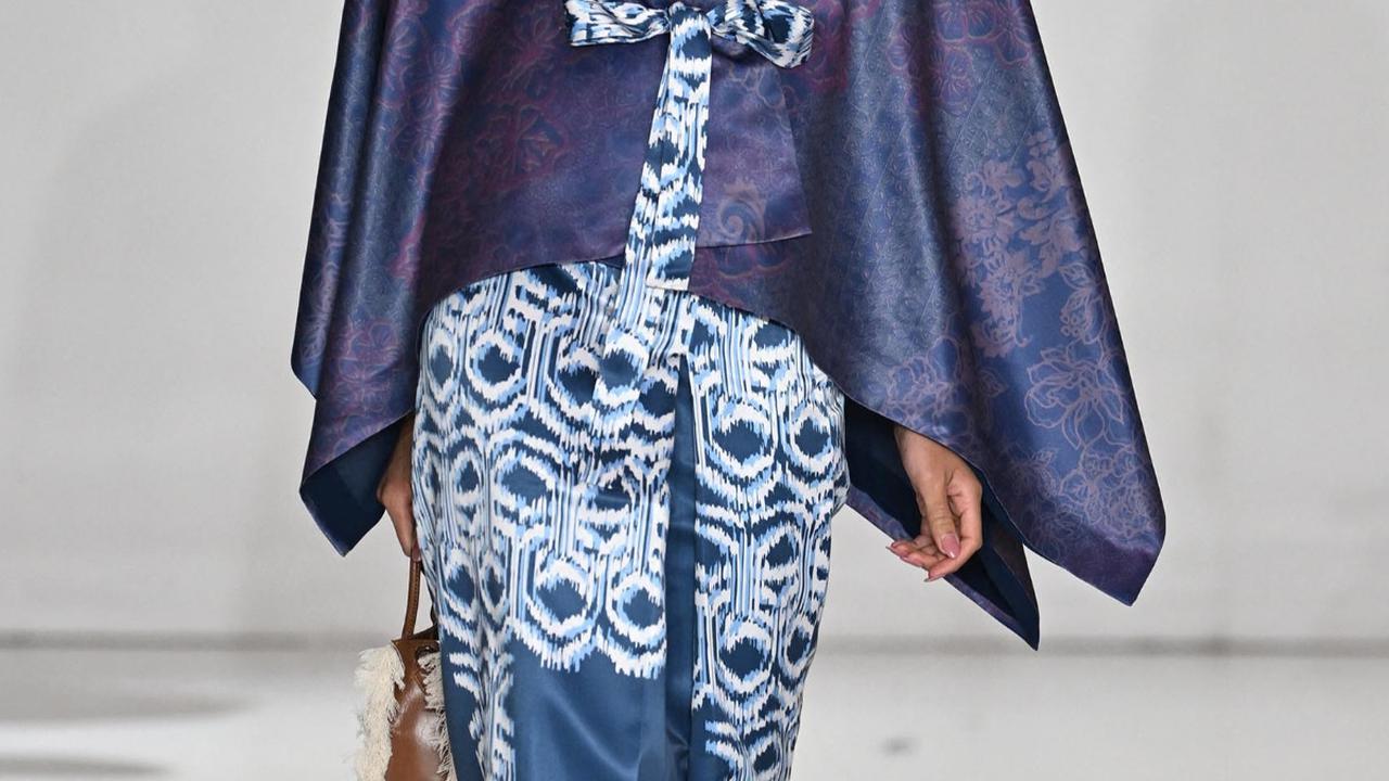 Alleira akan membawa koleksi Fusion Attractive berupa busana batik dengan detail simple chic drapery berwarna hitam, biru, dan putih yang dikombinasikan dengan motif batik flora dan motif tenun untuk mengangkat ciri khas motif Tanah Air.