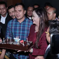 Tepat hari ini, Saipul Jamil sidang vonis terhadap penyuapan panitera dibacakan. Pada hari ini juga pedangdut tersebut berulang tahun ke 37 tahun. Ucapan selamat dan kue ulang tahun didapat jelang sidang.(Deki Prayoga/Bintang.com)