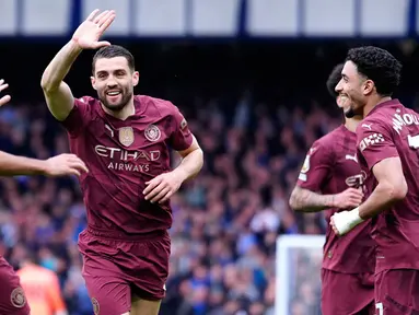 Para pemain Manchester City merayakan gol yang dicetak oleh Mateo Kovacic (tengah) dalam laga lanjutan Liga Inggris 2024/2025 melawan Everton di Goodison Park, Liverpool, Inggris, Sabtu (19/04/2025) waktu setempat. (AP Photo/Peter Byrne)