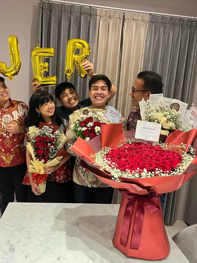 Dapat Kejutan, Ini 7 Potret Jerome Polin Usai Jalani Sidang Skripsi