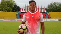 Pemain PS TNI, Manahati Lestusen, bersiap melepas masa lajang. (Bola.com/Permana Kusumadijaya)