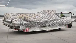 Pekerja mengoperasikan truk membawa jala gawang pada Piala Dunia 2014 antara Jerman vs Brasil di bandara Frankfurt am Main, Jerman, 13 Juni 2018. Komite Stadion Mineirao melelang saksi bisu kekalahan besar Brasil itu untuk amal. (Daniel ROLAND/AFP)