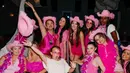 Tentu saja, mereka tampil mengenakan ansambel serba pink. [Foto: IG/selenagomez].