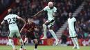 Pemain Chelsea, Lesley Ugochukwu, menyundul bola saat melawan Bournemouth pada laga Liga Inggris di Stadion Vitality, Minggu (17/09/2023). (Steven Paston/PA via AP)