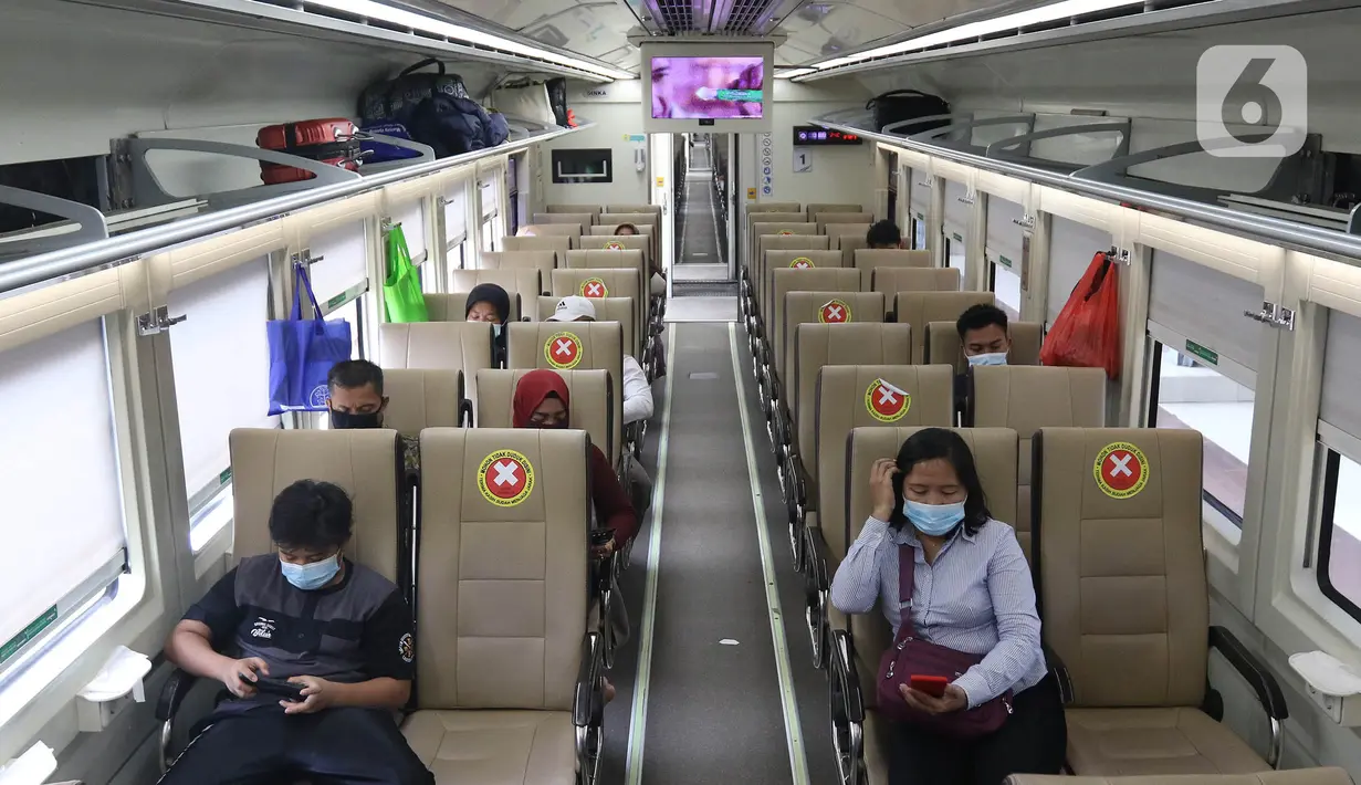 Sejumlah penumpang berada di dalam kereta di Stasiun Pasar Senen, Jakarta, Minggu (18/4/2021). Dalam satu pekan terakhir jumlah penumpang di stasiun tersebut berkisar antara 1000-2500 penumpang perhari. (Liputan6.com/Herman Zakharia)