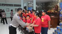 Korps Lalu Lintas (Korlantas) Polri mengunjungi Panti Guna Nanda, Lembaga Penyantun Anak Budha di Jalan Tambun Rengas, Cakung, Jakarta Timur dan membagikan ratusan paket sembako (Istimewa)