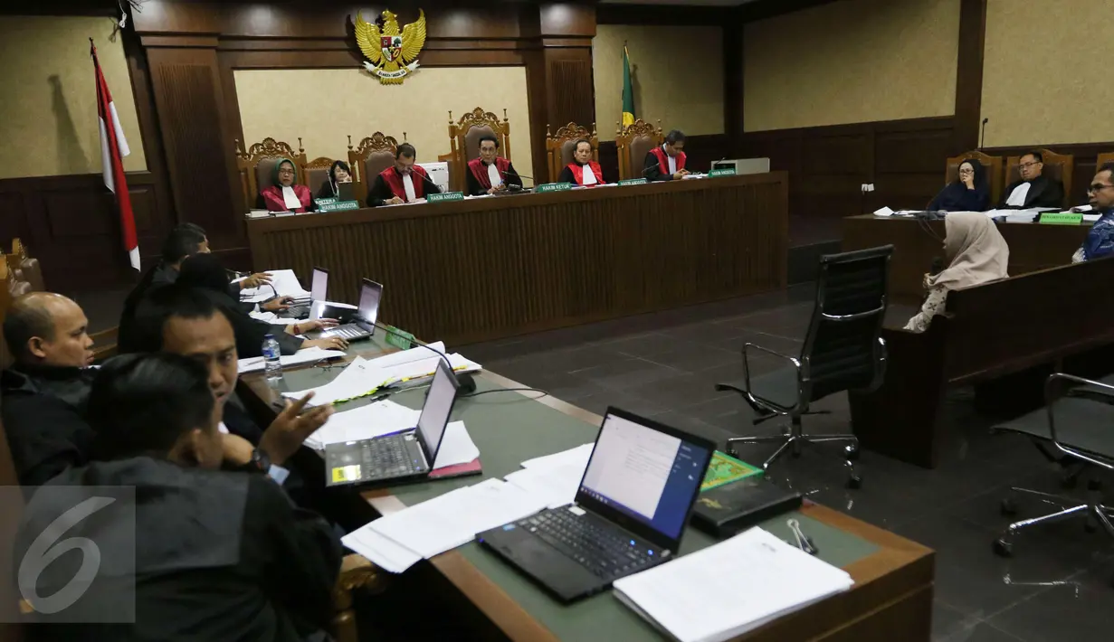 Tim kuasa hukum memberi keterangan saat sidang lanjutan kasus korupsi pengadaan alat kesehatan Rumah Sakit di Pengadilan Tipikor, Jakarta, Rabu (12/4). JPU menghadirkan sembilan saksi. (Liputan6.com/Helmi Afandi)