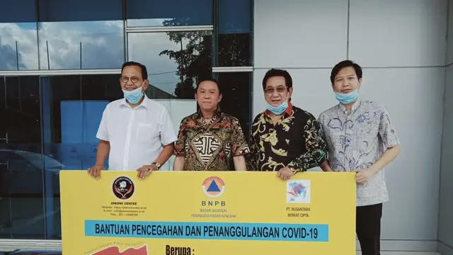 Anwar Fuady dan aktor senior Roy Marten menyambangi gedung pusat Badan Nasional Penanggulangan Bencana (BNPB)