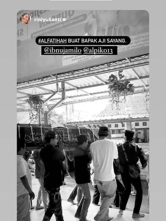 Ikut Angkat Jenazah, Ini 6 Potret Pemakaman Ayah Ibnu Jamil