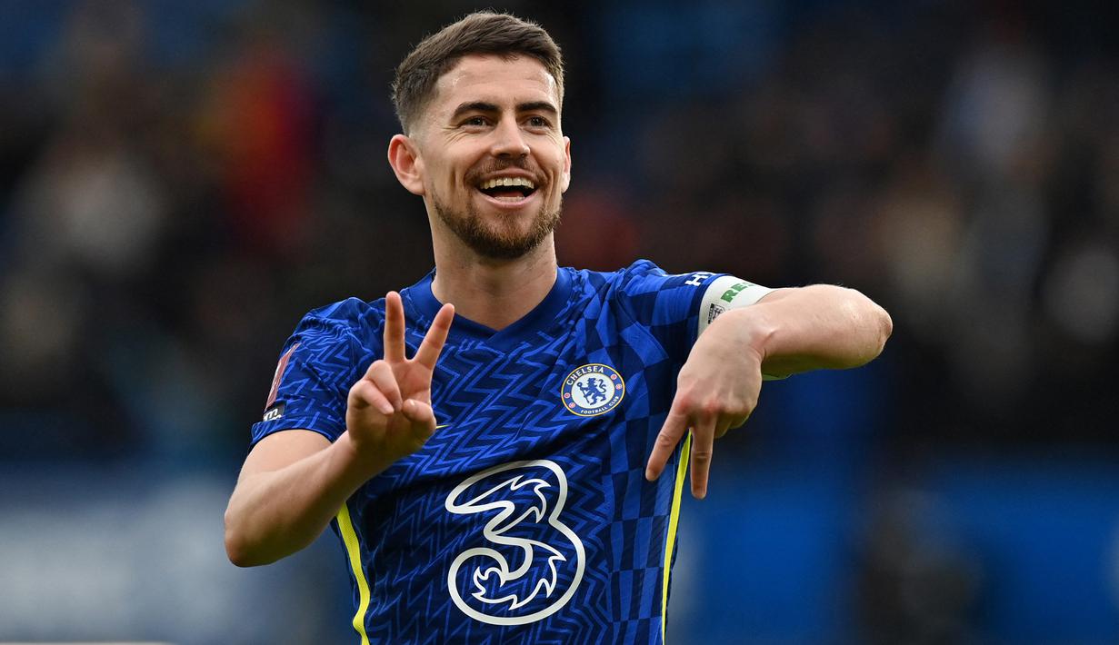 Jorginho. Gelandang Italia berusia 30 tahun ini sejak awal musim 2018/2019 memperkuat Chelsea usai didatangkan dari Napoli. Ia ditebus dengan mahar senilai 57 juta euro atau kini setara Rp866 miliar dan terikat kontrak hingga Juni 2023. Hingga kini ia telah tampil dalam 188 laga di semua ajang bareng The Blues dengan torehan 26 gol dan 8 assist. (AFP/Glyn Kirk)