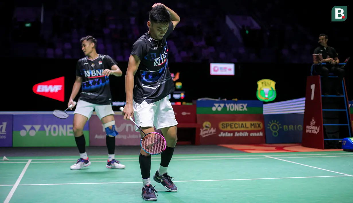 Ekspresi kecewa pebulu tangkis ganda putra Indonesia, Bagas Maulana/Muhammad Shohibul Fikri setelah kalah dari wakil Denmark, Kim Astrup/Anders Skaarup Rasmussen pada babak perempat final Indonesia Open 2024 di Istora Senayan, Jakarta, Jumat (07/06/2024). (Bola.com/Bagaskara Lazuardi)