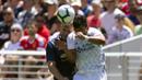 Bek Manchester United, Luke Shaw, duel udara dengan bek San Jose Earthquakes, Nick Lima, pada laga persahabatan di Stadion Levi's, Santa Clara, Minggu (22/7/2018). Manchester United ditahan 0-0 dengan San Jose Earthquakes. (AP/D. Ross Cameron)