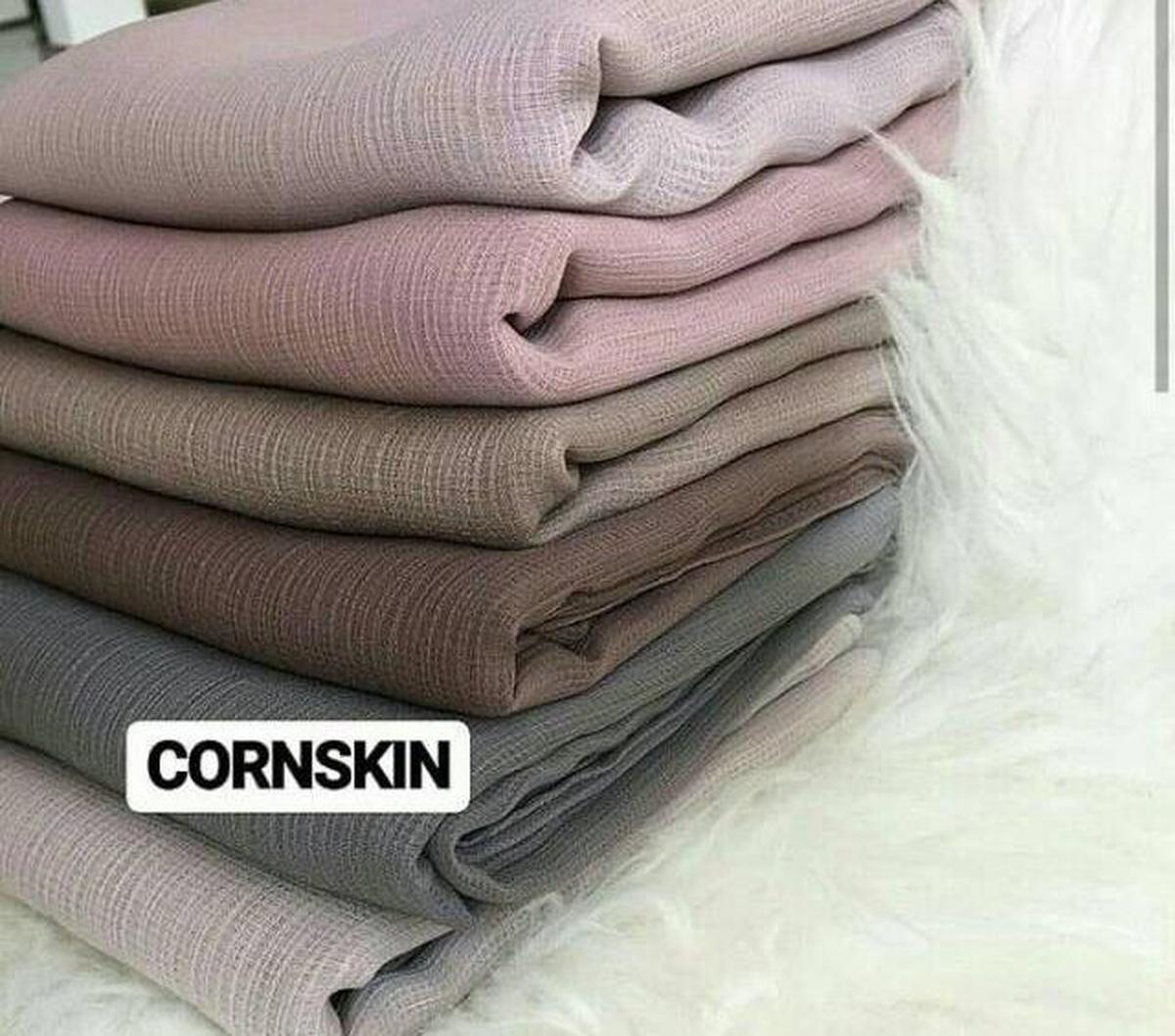 Selain itu, hijab dengan bahan cornskin juga terasa ringan saat dipakai, menjadikannya pilihan yang ideal untuk cuaca panas.