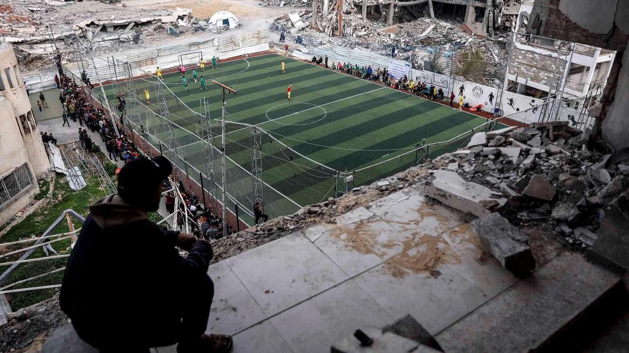 FOTO: Sepak Bola Hidupkan Harapan di Reruntuhan Gaza