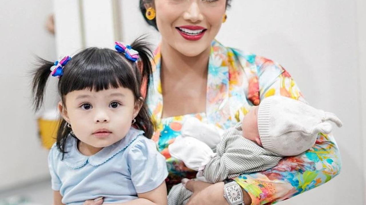 Momen Manja Kedua Cucu Krisdayanti
