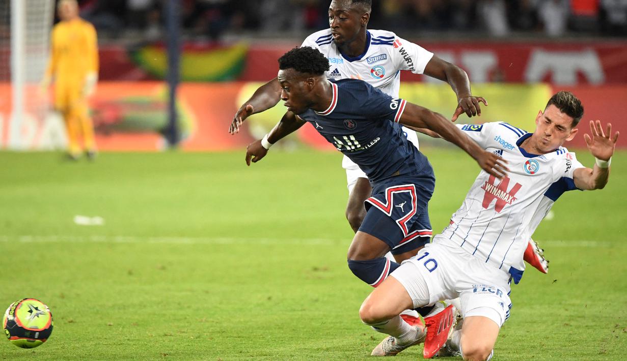 Penyerang Paris Saint-Germain (PSG) Arnaud Kalimuendo (kiri) berebut bola dengan gelandang Strasbourg Adrien Thomasson pada laga pekan kedua Liga Prancis di Stadion Parc des Princes, Minggu (15/8/2021) dini hari WIB. PSG membekuk tamunya Strasbourg dengan skor 4-2. (bertrand GUAY / AFP)