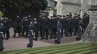 Anggota RAF berbaris di rute prosesi ketika anggota Rifles berbaris melewati Kastil Windsor, Windsor, Inggris (17/4/2021). Pangeran Philip meninggal 9 April pada usia 99 setelah 73 tahun menikah dengan Ratu Inggris Elizabeth II. (Steve Parsons/Pool via AP)