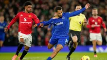 Amad Diallo menarik Iliman Ndiaye dalam laga Premier League antara Manchester United vs Everton di Old Trafford, 25 November 2025. (AP Photo/Dave Thompson)