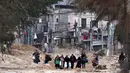 Warga Palestina meninggalkan rumah mereka untuk menyelamatkan diri selama serangan tentara Israel di kamp pengungsi Nur Shams dekat Tulkarem di Tepi Barat yang diduduki pada 11 Februari 2025. (Zain JAAFAR/AFP)