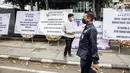 Security bejaga saat gerakan Extinction Rebellion Indonesia mengirim karangan bunga di depan Kantor Adaro, Jakarta, Senin (3/5/2021). Aksi tersebut sebagai tanda duka cita karena memperparah krisis iklim dengan membiayai produsen batu bara terbesar kedua di Indonesia. (Liputan6.com/Faizal Fanani)