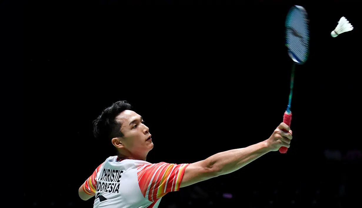 Tunggal putra Indonesia, Jonatan Christie berupaya mengembalikan kok ke tunggal putra Denmark, Anders Antonsen pada babak perempat final Jepang Terbuka 2019 di Tokyo, Jumat (26/7/2019). Jonatan Christie lolos ke semifinal setelah menang dua gim langsung 21-12, 21-14. (TOSHIFUMI KITAMURA/AFP)