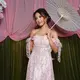Berlangsung di Yema, acara tersebut tampak mengusung nuansa cottagecore dan regencycore ala serial Bridgerton, menghadirkan suasana taman klasik yang romantis sekaligus hangat. [@jennifercoppenreal20].