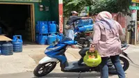 Pertamina menjamin pasokan Gas LPG subsidi 3 kg maupun non subsidi aman selama masa physical distancing di Indramayu dan Cirebon. Foto (Liputan6.com / Panji Prayitno)