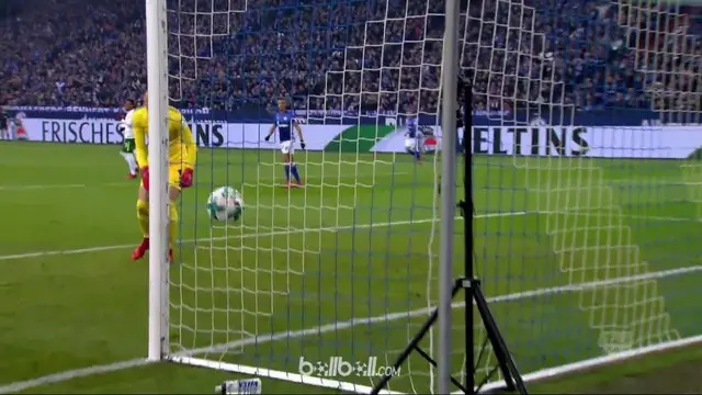 Kiper Werder Bremen, Jiri Pavlenka, membuat blunder memalukan saat menghadapi Schalke. This video is presented by Ballball.