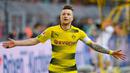 7. Marco Reus (Borussia Dortmund) - Gelandang serang Die Borussen ini tidak hanya mempunyai teknik yang mumpuni tapi juga rajin mencetak gol. Keahlianya tersebut bisa dimanfaatkan Real Madrid untuk mengisi posisi Ronaldo. (AFP/Patrik Stollarz)