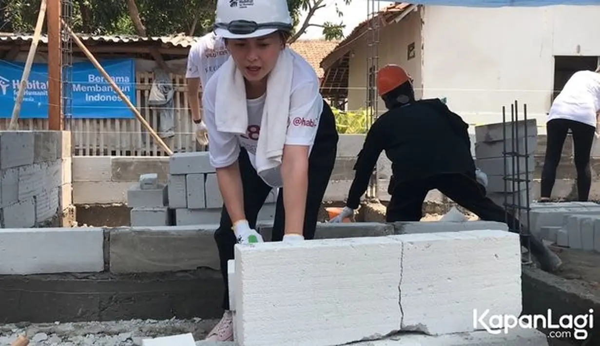 Meski cuaca panas terik matahari, perempuan kelahiran Jakarta 26 tahun silam itu tetap semangat. [Foto: KapanLagi.com/Dadan Eka Permana]