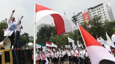 Serikat Pekerja Pertamina berorasi dalam aksi damai di depan Istana, Jakarta, Selasa (19/2).  Mereka mengklarifikasi harga avtur PT Pertamina (Persero) sudah kompetitif sehingga bukan biang keladi mahalnya tiket pesawat. (Liputan6.com/Angga Yuniar)