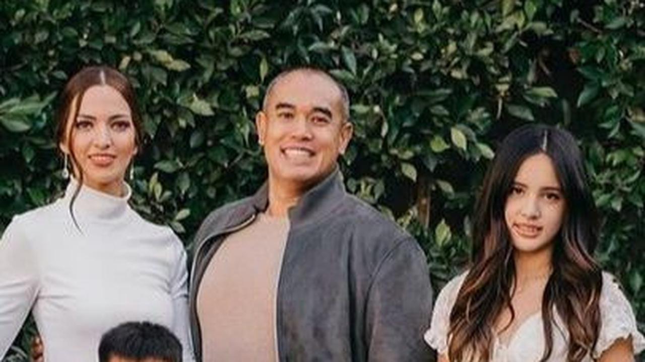 Potret Lengkap Keluarga Bakrie, Good Looking Semua dan Mikhayla Anak Nia Ramadhani Jadi Sorotan Karena Cantik Banget