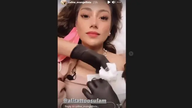 Celine Evangelista menghapus tato