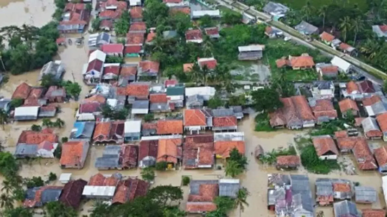 Banjir rendam 20 kecamatan di Karawang. (Antara)