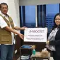 Yuly Indarto, Strategy Management & Corporate Affairs SOHO Global Health (kanan) menyerahkan donasi produk Imboost Force senilai Rp 1,5 miliar secara simbolis kepada Kepala BNPB  Letjen Doni Monardo (kiri), akhir Maret ini (30/3), di Jakarta.Foto: SOHO.