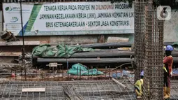 Pekerja beraktivitas menyelesaikan proyek revitalisasi Taman Ismail Marzuki (TIM) Tahap I, Jakarta, Rabu (6/1/2021). Progres revitalisasi TIM Tahap I yang meliputi gedung perpustakaan, wisma seni, parkir taman, dan Masjid Amir Hamzah itu telah mencapai 55 persen. (merdeka.cim/Iqbal S. Nugroho)