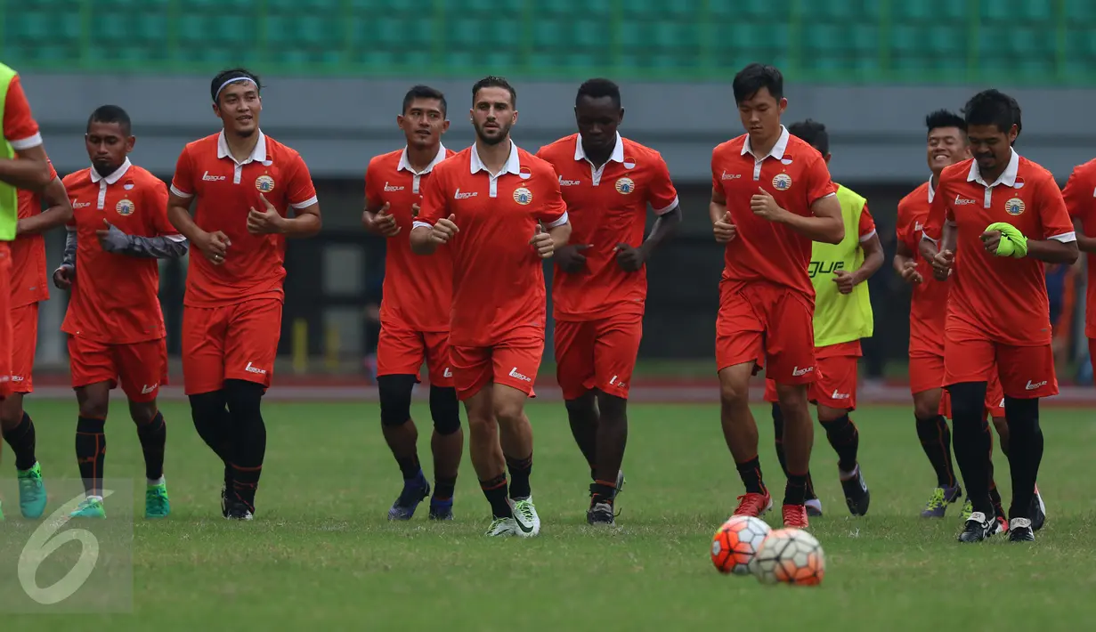 Pemain Persija melakukan uji lapangan jelang laga melawan Timnas Indonesia U-22 di Stadion Patriot Candrabhaga, Bekasi, Selasa (4/4). Persija akan melakoni laga uji coba melawan Timnas Indonesia U-22, (5/4). (Liputan6.com/Helmi Fithriansyah)