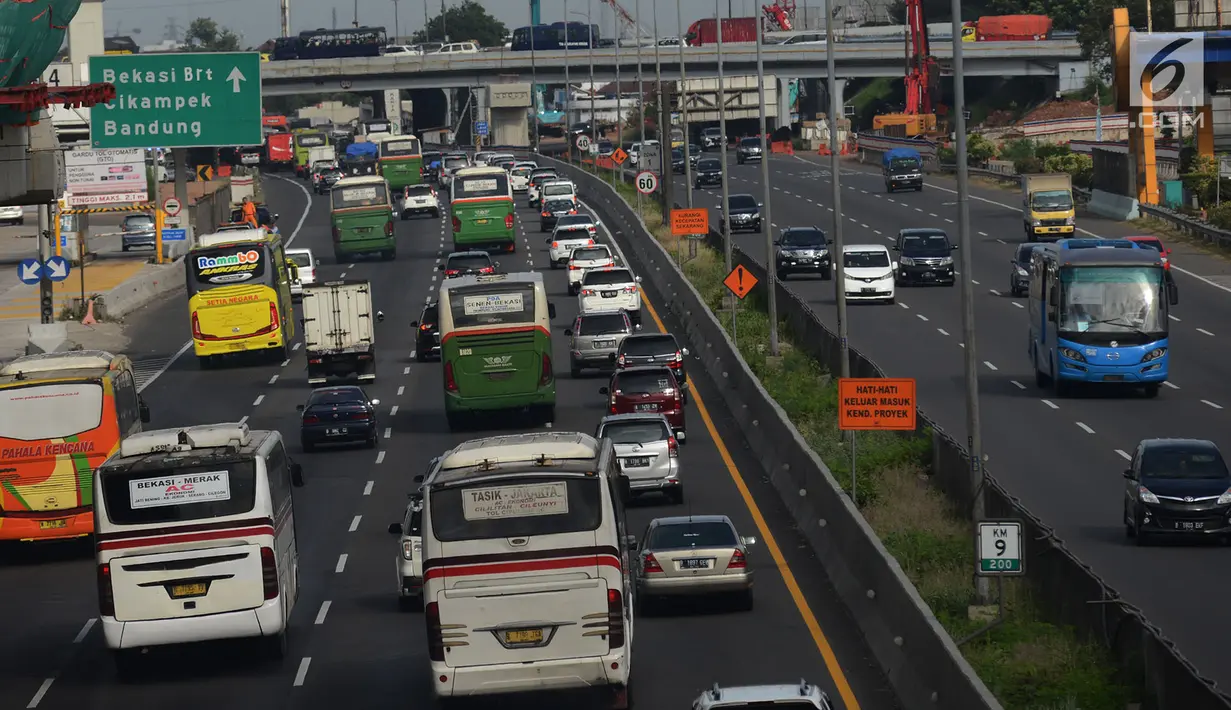 Kendaraan melintas di ruas jalan Tol Jakarta-Cikampek, Bekasi, Jawa Barat, Sabtu (29/12). Menghadapi libur panjang akhir tahun diperkirakan volume kendaraan meningkat hingga 30 persen. (Merdeka.com/Imam  Buhori)