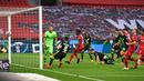 Bek Wolfsburg, Marin Pongracic, saat mencetak gol ke gawang Bayer Leverkusen pada laga pekan ke-28 Bundesliga di Stadion Bay Arena, Selasa (26/5/2020) waktu setempat. Wolfsburg menang 4-1 atas Bayer Leverkusen. (AFP/Marius Becker/POOL)