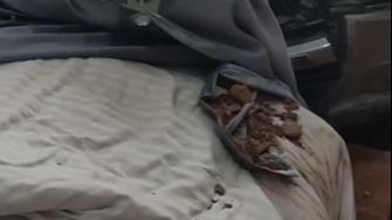Abadikan Momen Mobil Tabrak Kamar Rumahnya