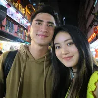 Verrell Bramasta dan Natasha Wilona, dua insan remaja yang belakangan disebut-sebut memiliki hubungan spesial ini kembali tersiar publik. Kali ini keduanya terlihat sedang liburan bareng akhir tahun. (Instagram/natashawilona12)