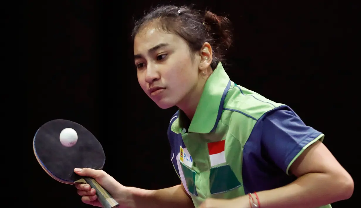 Atlet tenis meja putri Indonesia, Gustin Dwijayanti berusaha membalikan bola saat berhadapan dengan Nguyen Thi Nga dari Vietnam pada SEA Games 2017 di Kuala Lumpur, Malaysia, Jumat, (25/8). (AP Photo / Vincent Thian)