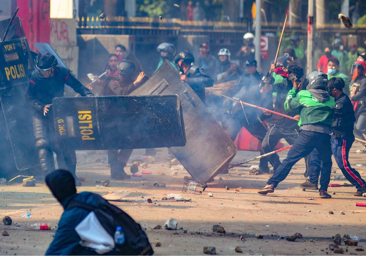 FOTO: Demo Ricuh di Kwitang Usai Kematian Driver Ojol Tertabrak Rantis Brimob