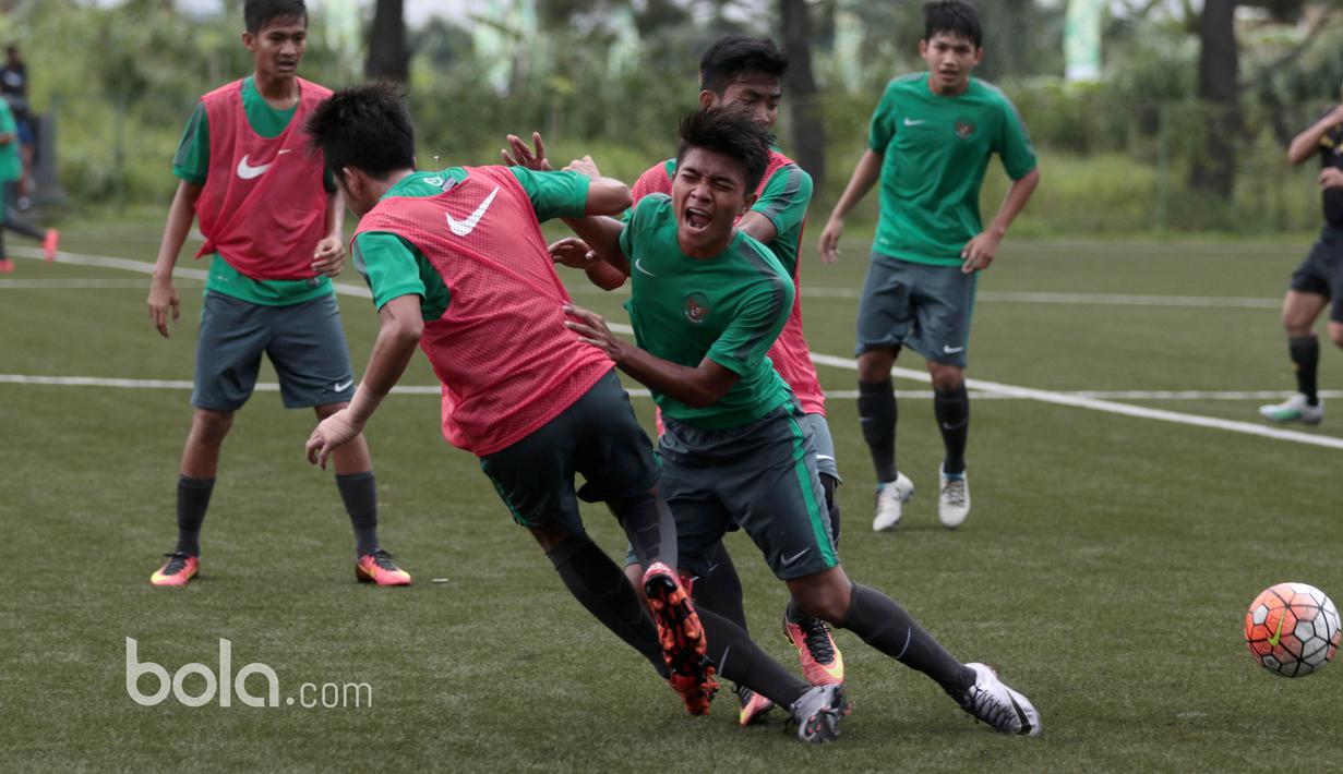 Tabrakan antara pemain Timnas Indonesia U19  saat latih tanding pada tahap seleksi di NYTC-PSSI Sawangan, Depok, Jumat (3/3/2017). (Bola.com/Nicklas Hanoatubun)