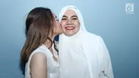 Shafa Harris mencium ibunya Sarita Abdul Mukti (kanan) usai mengisi acara di kawasan Kapt. Tendean, Jakarta, Senin (20/11). Dalam video tersebut, terlihat Shafa mendorong artis Jennifer Dunn. (Liputan6.com/Herman Zakharia)