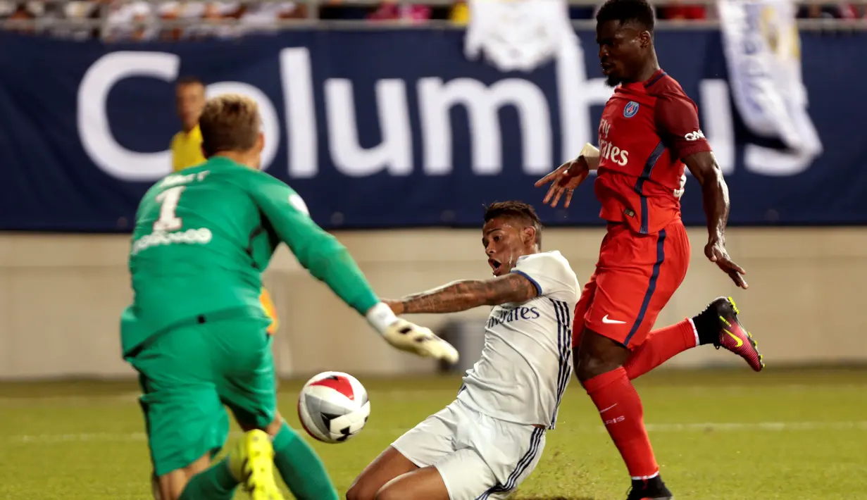 Pemain Real Madrid, Mariano Diaz (tengah), berusaha mencetak gol ke gawang PSG pada laga International Champions Cup (ICC) 2016, di Stadion Ohio, Columbus, Ohio, AS, Kamis (28/7/2016) pagi WIB. (EPA/Mark Lyons))