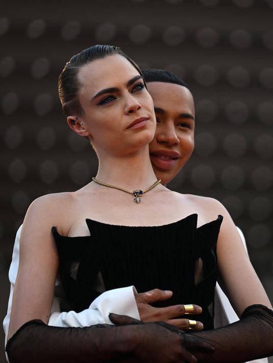 Model Inggris Cara Delevingne berpose dengan perancang busana Prancis Olivier Rousteing saat tiba menghadiri pemutaran film "The Innocent (L'Innocent)" selama Festival Film Cannes edisi ke-75 di Cannes, Prancis selatan (24/5/2022). (AFP/Patricia De Melo Moreira)