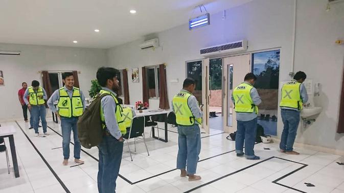 Karyawan perusahaan tambang batubara PT Berau Coal menerapkan jaga jarak fisik di lokasi tambang.